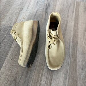 Clarks women's wallabees taupe